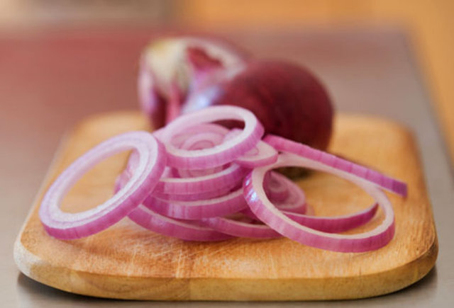 Ancak soğanı tencerede yakmamak, sarımsağı da yağda çevirmeden çiğ halde ilave etmek her iki besinin bu doğal antibiyotik özelliğini ortaya çıkarıyor.