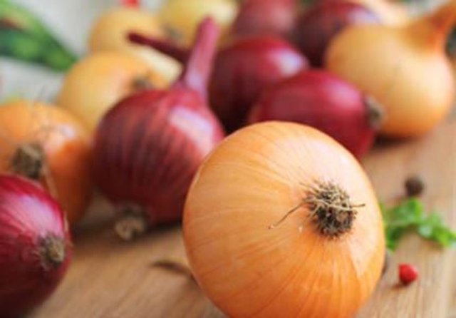 4-Soğan ve sarımsak doğal antibiyotik:   Soframızdan eksik edilmemesi gereken doğal bir antibiyotik de soğan ve sarımsak.