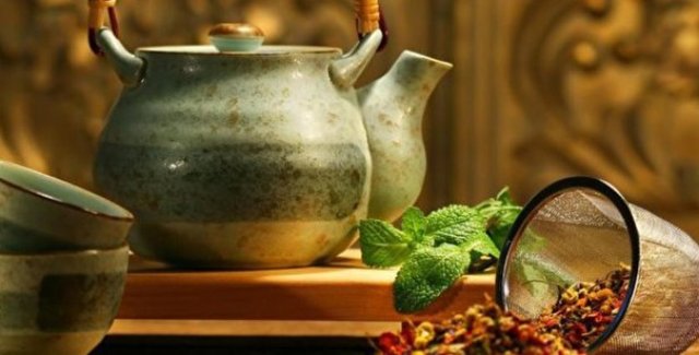 Malzemeler 1 su bardağı kadar suda kaynatılıp, içeriğindeki faydalı uçucu bileşenlerin kaybını engellemek adına ağzı kapatılarak 7-8 dakika demlenmeye bırakılıyor.