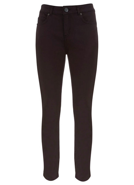 Skinny Jean. Siyah veya koyu indigo renkte bir skinny Jean hayatınızı kurtarır ve mutlaka dolabınızda olması gereken bir parçadır.