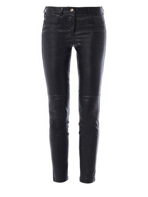 Deri pantolon. Gece ve gündüz çok rahatlıkla kullanabileceğiniz konforlu bir parça olan, slim fit deri pantolonları basic bir t-shirt ile veya beyaz gömleğinizle match edebilirsiniz.