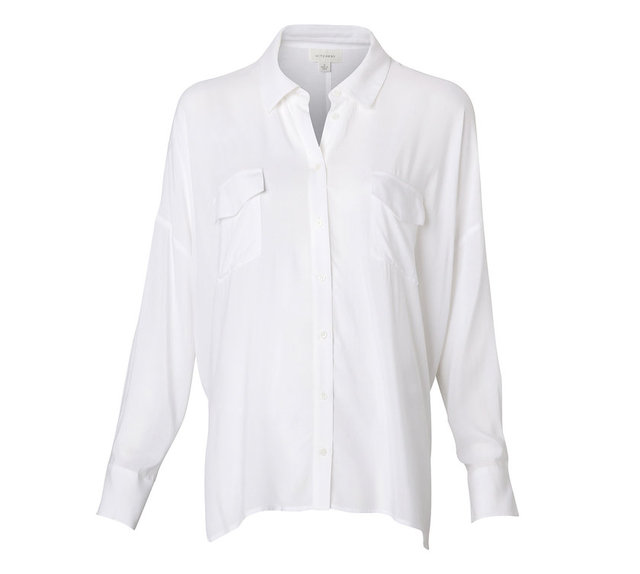 Beyaz gömlek. Hepimizin birden fazla beyaz gömleği vardır. Onları muhafaza edin ve eğer yoksa boy friend formlu beyaz bir gömlek katın dolabınıza, çok işinize yaracak.