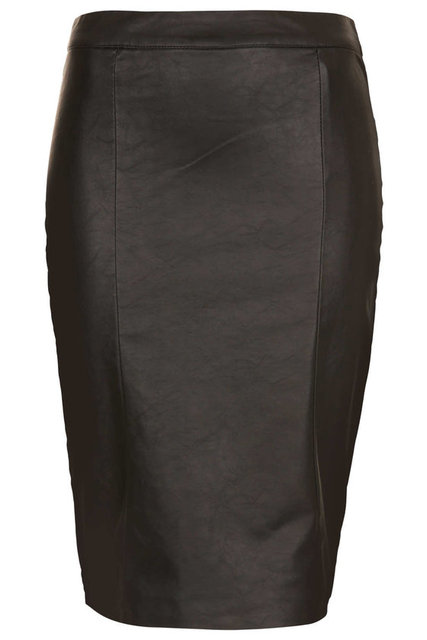 Deri kalem etek. Klasik parçalar arasında yer alan deri kalem eteğinizi, gömleklerinizle veya kaşmir trikolarınızla rahatlıkla kullanabilirsiniz.