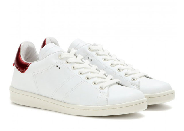 Spor ayakkabı. Beyaz bir trainer hem pratik, hem şık, hem de tarz görünmenizi sağlar. Özellikle beyaz renkte olanları tercih edin.