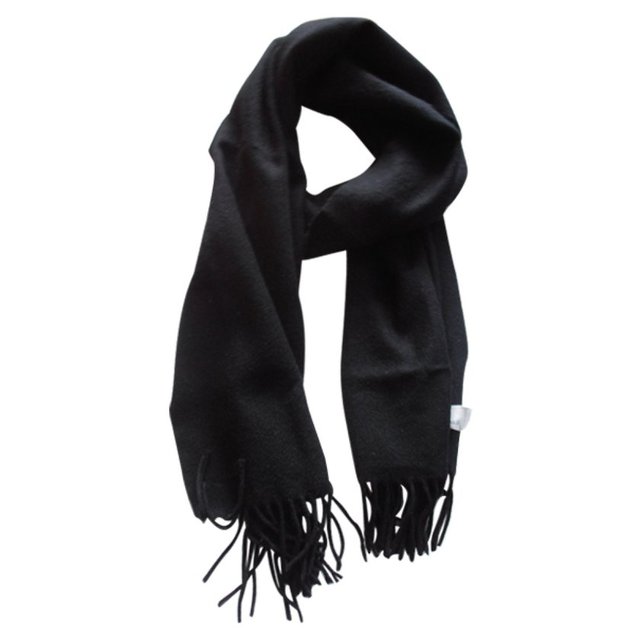 Siyah veya gri renkte bir scarf. Bu renklerdeki scarf'lar, her türlü kombininizi hareketlendirebileceğiniz parçalar olacaktır.