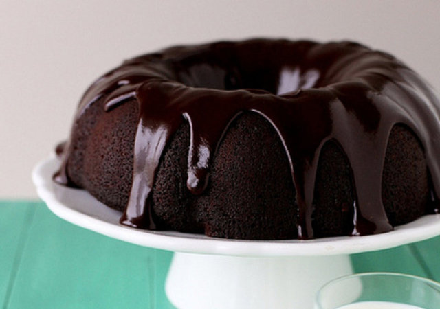 Tunnel Of Fudge Cake: Çikolata soslu kakaolu kek