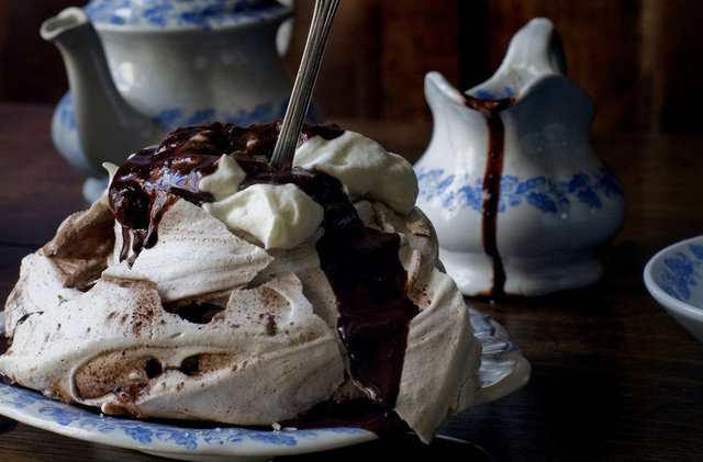 Chocolate Swirl Meringue: Çikolata şelaleli mereng tatlısı