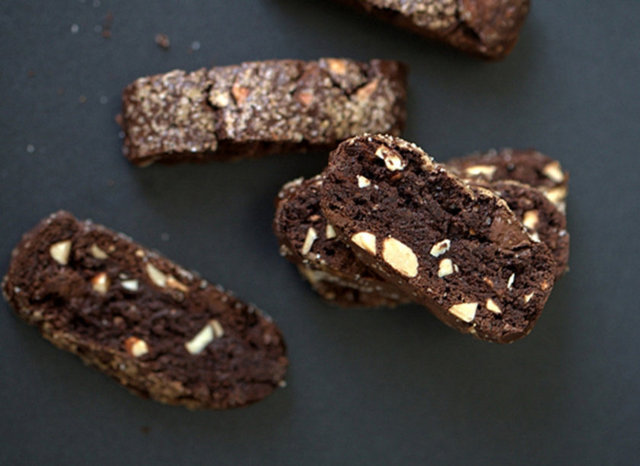 Chocolate, Almond, Olive Oil And Whole Wheat Biscotti: Çikolata, badem, zeytinyağı ve tam buğdaylı bisküvi