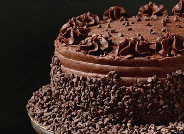 Dark Chocolate Frosted Yellow Cake: Bitter çikolata kaplamalı içi beyaz çikolatalı pasta