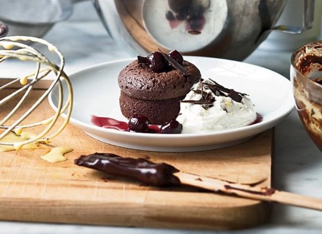 Warm Chocolate Cakes With Mascarpone Cream: Marcarpone kremalı sıcak çikolatalı pasta