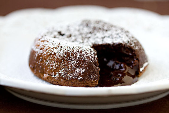 Mexican 'Hot' Chocolate Molten Lava Cakes: Meksika usülü çikolata şelalesi