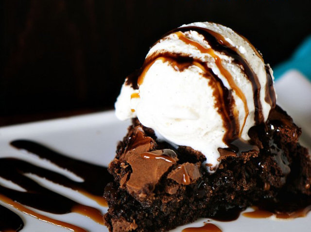 Skillet Brownies: Dondurmalı brownie