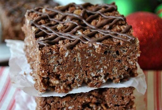 Hot Chocolate Rice Krispie Treats: Çikolatalı pirinç patlaklı çıtır tatlı
