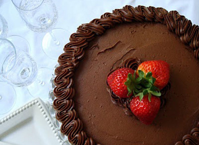 Quintessential Chocolate Cake: Çilekli çikolatalı pasta
