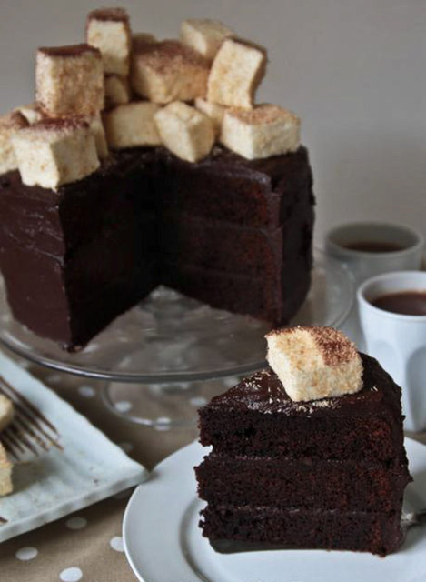 Hot Chocolate Layer Cake With Marshmallows: Yumuşak şekerli sıcak çikolatalı pasta