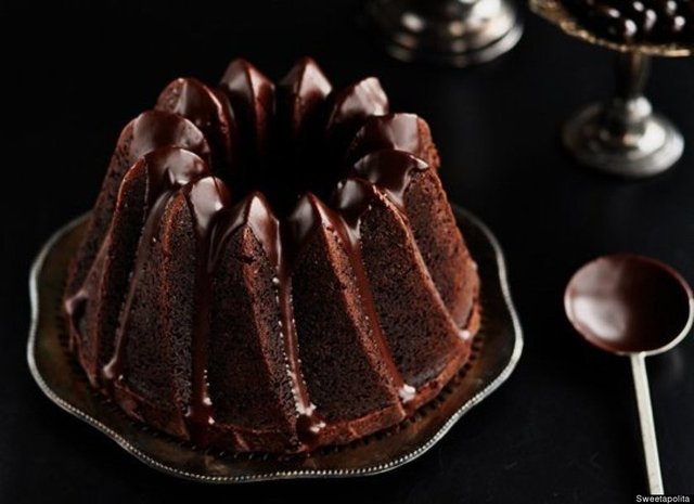 Chocolate Espresso Bundt Cake With Dark Chocolate Cinnamon Glaze: Bitter çikolata ve tarçın kaplamalı çikolatalı espressolu kek