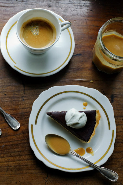 Chocolate Tart With Salted Caramel Sauce: Tuzlu karamel soslu çikolatalı tart