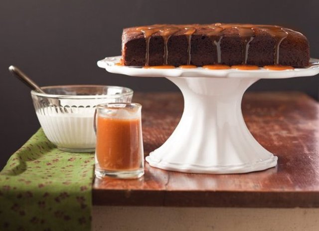 Chocolate Guinness Cake With Irish Cream Caramel Sauce: Irlanda krem karamel soslu, çikolatalı Guinnes pastası