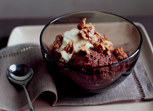 Silky Chocolate Mousse With Peanut Butter Crunch: Yer fıstıpı ezmeli yumuşak çikolatalı mus