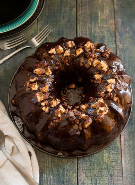 Chocolate Bundt Cake With Snicker Chocolate Glaze: Çikolata kaplamalı kek