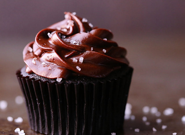 Salted Dark Chocolate Cupcakes: Üzerinde deniz tuzu olan çikolatalı ganaj ile yapılan minik kekler