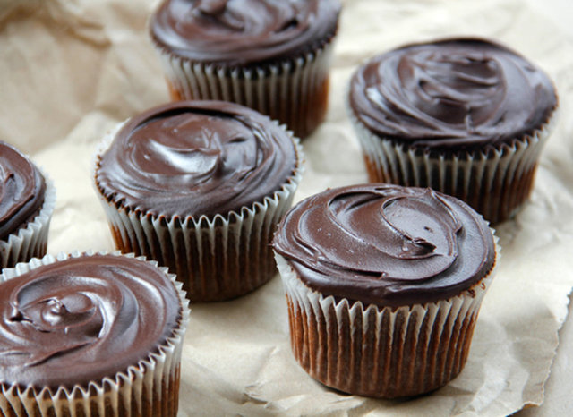 Chocolate Fudge Cupcakes: Çikolata dolgulu mini kekler