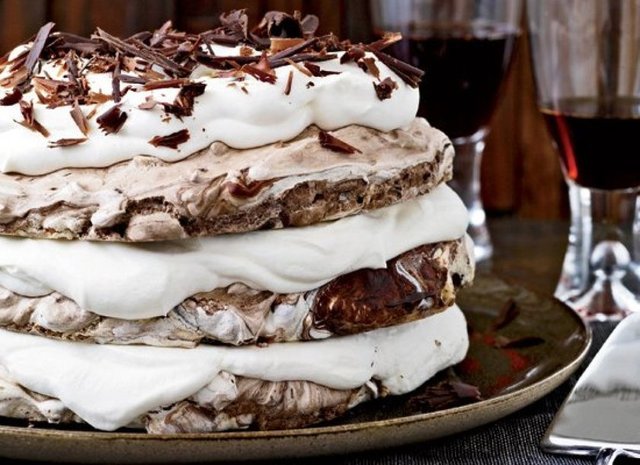 Hazelnut-And-Chocolate Meringue Cake: Fındık ve çikolatalı mereng tatlısı