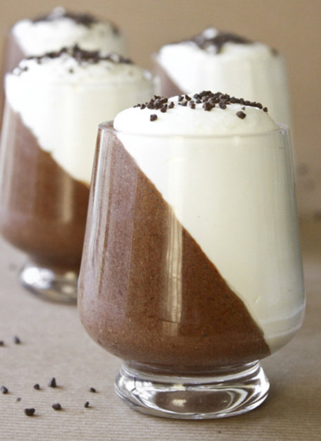 Diagonal Chocolate Mousse Cups: İki renkli bitter ve beyaz çikolatalı mus kupları