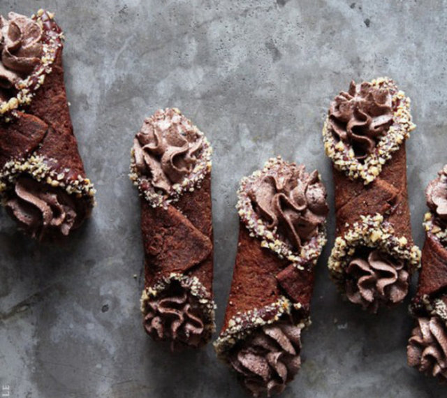 Chocolate Cannoli: Çikolatalı kızartılmış rulo pasta