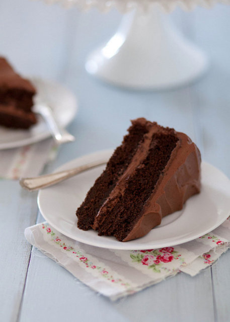 Classic Chocolate Layer Cake: Klasik çikolatalı pasta