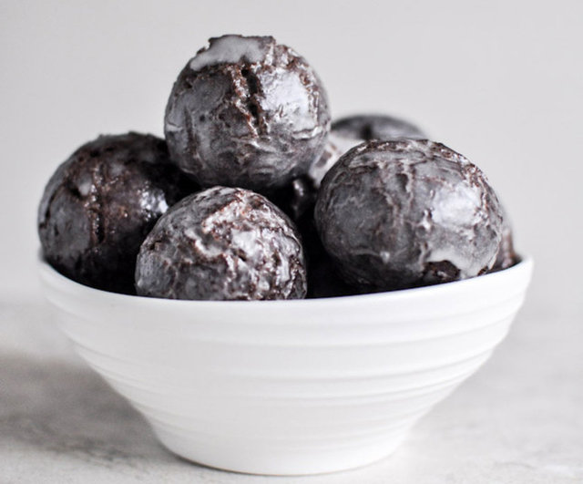 Glazed Chocolate Cake Donut Holes: Şeker kaplamalı çikolatalı kek parçaları