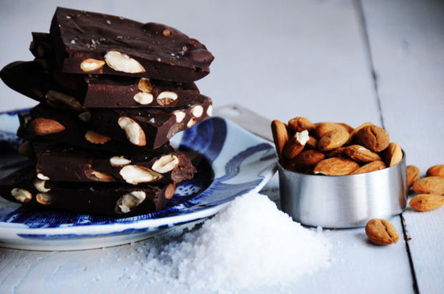 Roasted Almonds, Sea Salt & Dark Chocolate Bark: Kızarmış badem ve tuzlu bitter çikolata