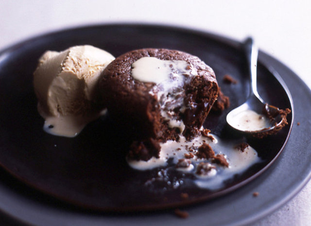 Warm Double-Chocolate Brownie Cakes: Ilık duble çikolata soslu brownie