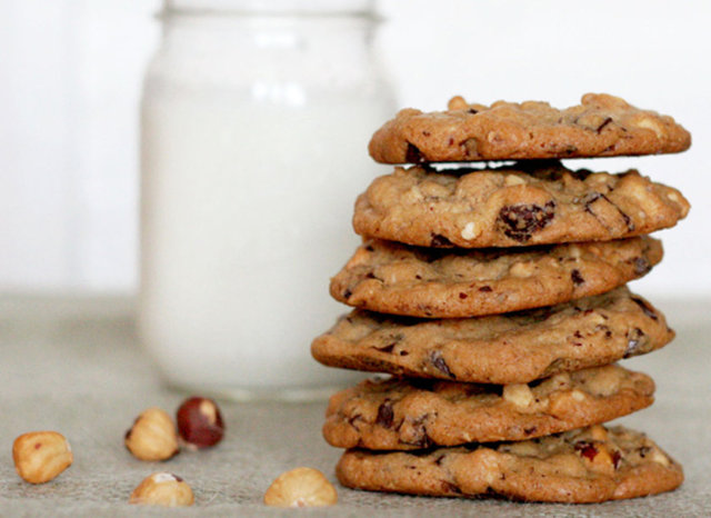 Dark Chocolate Chip And Hazelnut Cookies With Sea Salt: Üzeri deniz tuzlu bitter damla çikolatalı ve fındıklı kurabiye