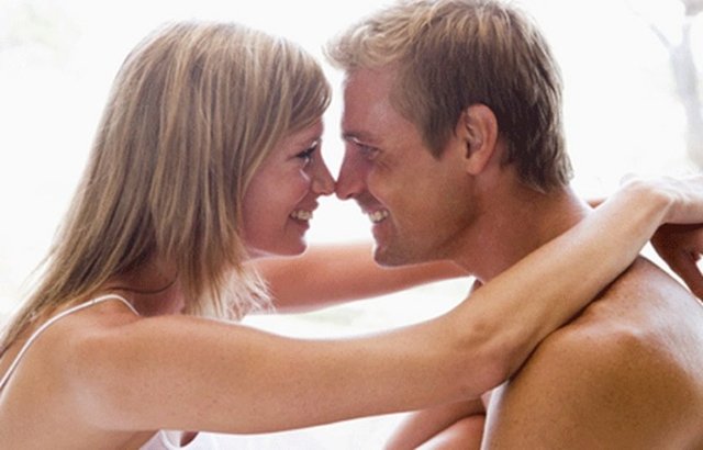 6- HİSSEDİYOR: Duyuları kullanıyor. İpek tüller içinde, vücuduna egzotik yağlar sürdükten sonra sevişmeyi seviyor.