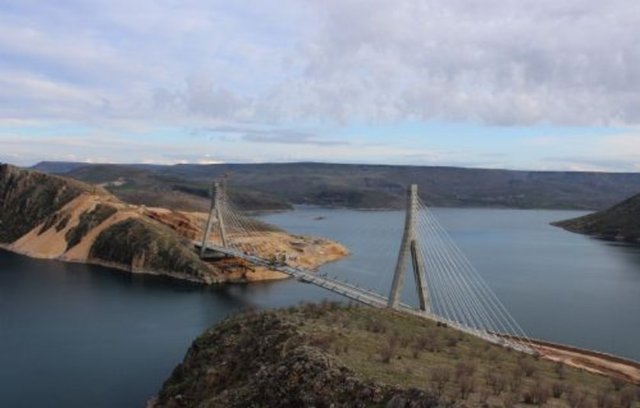 Boğaziçi ve Fatih Sultan Mehmet köprülerinden sonra Türkiye'nin 3. büyük köprüsü olan Nissibi Köprüsü devasa görüntüsüyle görenleri büyülüyor.