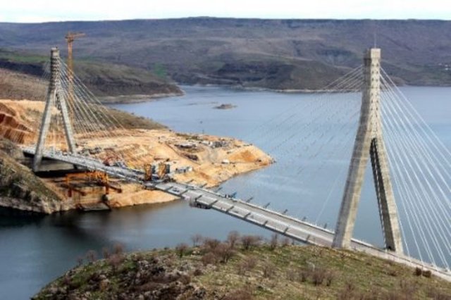 Türkiye'nin üçüncü büyük köprüsü olan Nissibi Köprüsü 33 aylık bir çalışma sonunda tamamlandı.