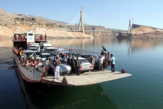 80 milyon TL'ye mal olan Nissibi Köprüsü'nün orta açıklığı 400 metre, toplam uzunluğu 610 metreden oluşuyor. Gergin Eğik Kablo Askılı Köprü 96 metre yüksekliğinde pilonları, 24 buçuk metre genişliğe sahip.