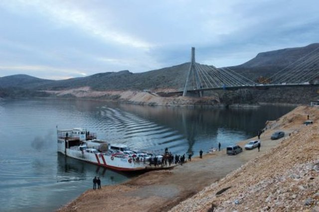 bölgede ulaşım ilkel feribotlarla sağlanmaya başlamıştı. 'Çıkmaz sokak' olan Adıyaman halkı 23 yıl boyunca ekonomik, kültürel ve sosyal mağduriyet yaşadı.