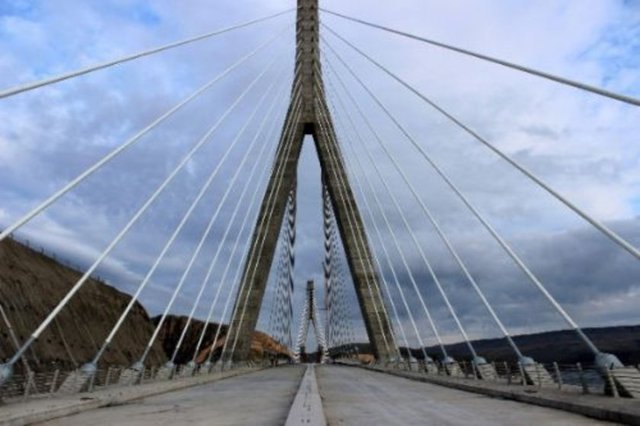 Atatürk Barajı üzerine kurulan, Adıyaman-Kahta-Siverek-Diyarbakır'ı birbirine bağlayacak Nissibi Köprüsü'nde iki hafta önce son segmentin yerleştirilmesinin ardından köprü yaya trafiğine açıldı.