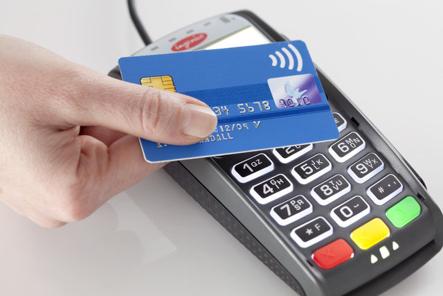 Contactless' Temassız' :   Genellikle kredi kartlarının alışveriş sırasında herhangi bir elektronik okutucuya temas etmeden okutulmasını tanımlama amacıyla kullanılıyor.  -