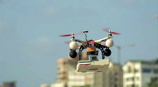 Droning:  Asıl anlamı monoton bir ses tonuyla süreli olarak konuşmak olan kelime günümüzde insansız hava aracı (drone) kullanma aktivitesi için de kullanılıyor.