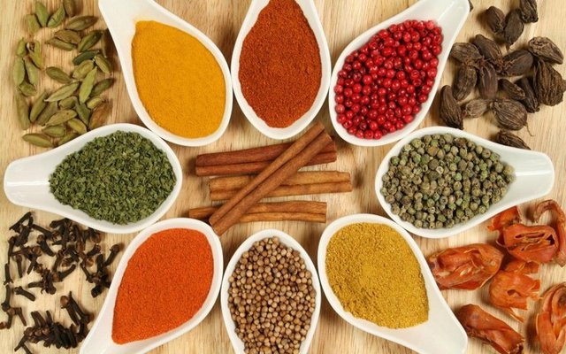 Baharat, maydanoz, nane, kekik ve fesleğen gibi aroma sağlayıcılarını tuz yerine kullanın.
