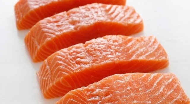 Özellikle somon, alabalık, sardalye ve uskumru çoklu - doymamış yağ asidi omega 3 ten zengindir.