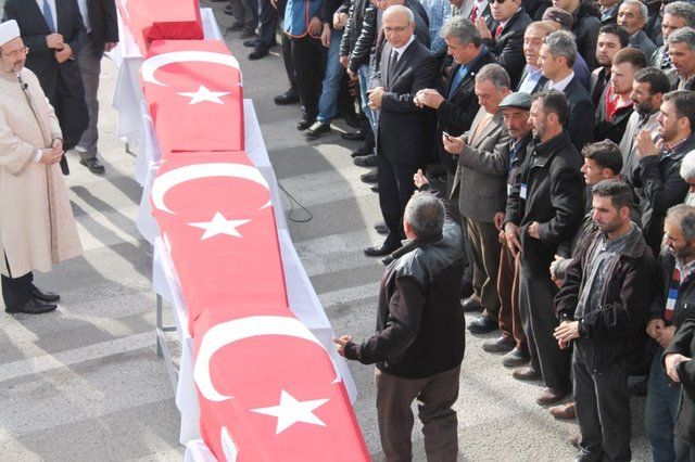 CANSIZ BEDENLERİNE ULAŞILAN 8 MADEN İŞÇİSİ SON YOLCULUKLARINA UĞURLANDI
