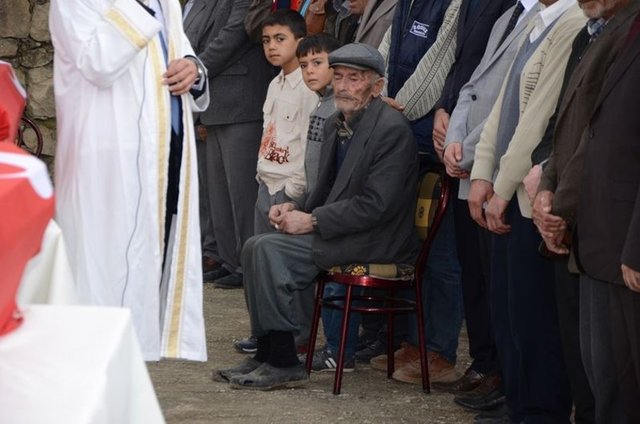 'Oğlum yüzme bilmiyor' sözüyle Türkiye'yi ağlatan mahsur kalan işçilerden Tezcan Gökçe'nin annesi Ayşe Tezcan gibi babası Recep Tezcan'ın cenazedeki görüntüsü de Türkiye'yi derinden sarstı.
