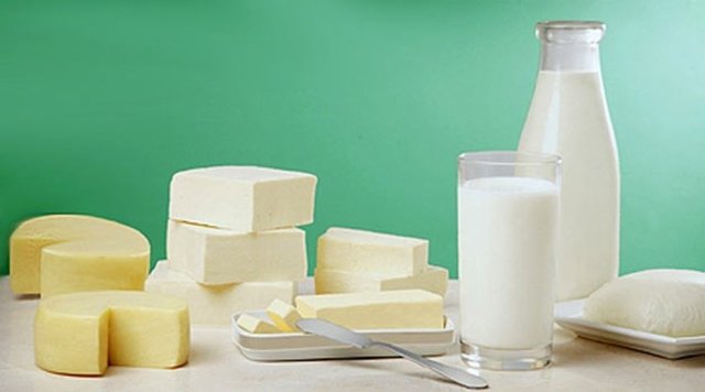 Süt, tereyağı ve peynir:  Bilim adamları yumurta, tereyağı, palmiye yağı ve peynir içerisinde bulunan hurma yağının doyduğunuz zaman size sinyal veren ensülin ve leptin hormonu salgılanmasında azalmaya neden olduğunu dile getiriyor.