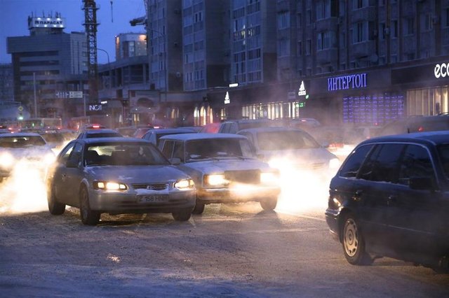 Başkentin işlek güzergahlarından Respublika Bulvarı'nda sabah işe gitmek isteyen yayalar dondurucu soğukta zorlu anlar yaşadı, trafikte seyreden bazı araçlar zemin buzlanması ve motor problemlerinden dolayı yolda kaldı.
