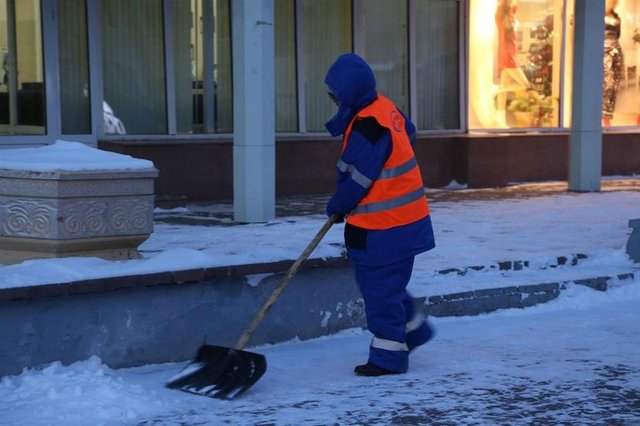 Başkentte sabah saatlerinde termometreler -27'i gösterse de hava durumu raporları hissedilen sıcaklığı -40 olarak verdi.