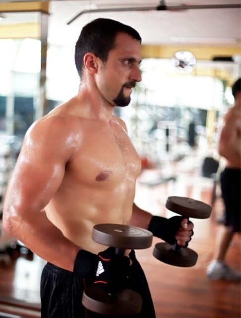 Fiziksel yönden oldukça güçlü. Hedefini bilen ve yılmadan üzerine gidebilen İsteklerine fazlasıyla düşkün. Dediğim dedik asla geri dönmeyen.